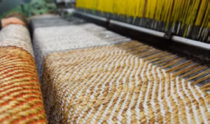 Ковры циновки во время производства