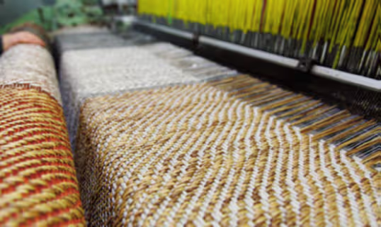 Ковры циновки во время производства
